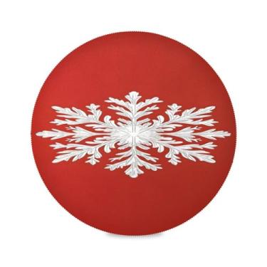 Imagem de STAYTOP Jogo americano de Natal branco floco de neve fundo vermelho redondo 6 peças, tapetes de mesa antiderrapantes fáceis de limpar para decoração de mesa de festa de churrasco em casa cozinha