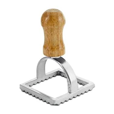 Imagem de Mimo Style Cortador Para Ravioli Quadrado Com Cabo de Madeira e Corte em Liga de Zinco, Vem Com Bordas Caneladas Para Fornecer Um Corte Preciso, Mede 7cm e Pesa 65 Gramas