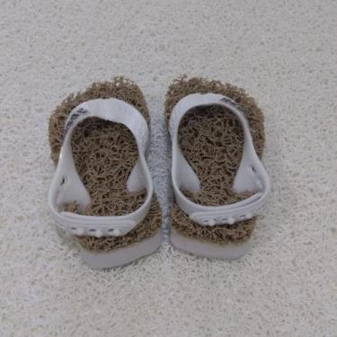 Imagem de 2 pares adultos e 1 infantil de chinelos capacho/sola de borracha orto