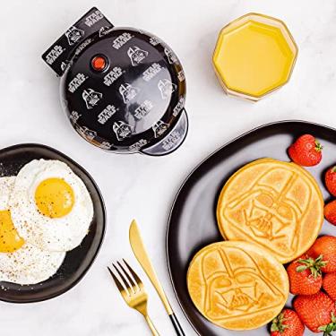 Imagem de Uncanny Brands Mini máquina de waffle Darth Vader – Aparelho de cozinha pequeno Star Wars