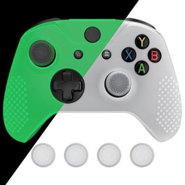 Imagem de eXtremeRate PlayVital Capa protetora macia antiderrapante que brilha no escuro – capa protetora de silicone verde e tampas pretas para controle de polegar para controle Xbox One X S