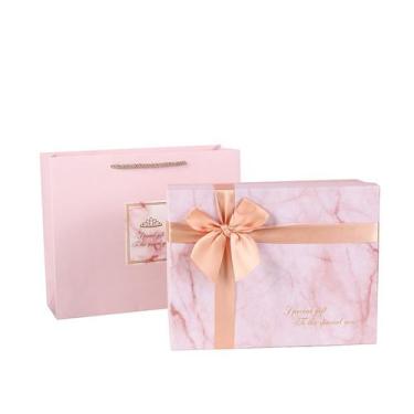 Imagem de Caixa de presente com design de mármore rosa com fita e alça 21x21x9cm