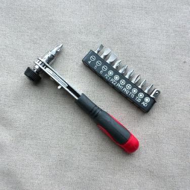 Imagem de Conjunto de ferramentas multiuso faça você mesmo: Mini chave de fenda catraca portátil com alto torque e brocas (estilo B)