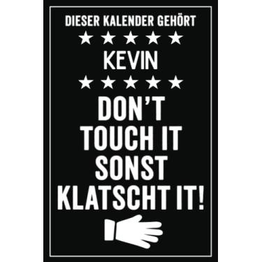 Imagem de Kevin - Don't touch it sonst klatscht it!: Lustiger Personalisierter Kalender 2022 A5 I Klassisch & Elegant In Schwarz I Taschenkalender 2022 I ... Geschenk für Familie, Freunde, Kollegen