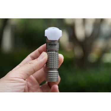 Imagem de Lanterna de cabeça recarregável Manker E03H III – 800 Lumens High-CRI Pocket Mini Lanterna com clipe – 90 graus EDC AA Lanterna de ângulo reto com cauda magnética (branco frio 6500K, titânio - pedra