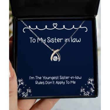 Imagem de Presentes especiais para irmã em lei, I'm The Young Sister in Law Rules Don't, colar brilhante de osso de sorte para irmã mais velha