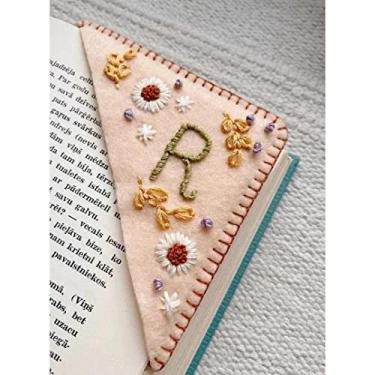 Imagem de 2 Pacotes Bordados à Mão Personalizados Bookmark de Canto, Cute Felt Triangle Bookmark, Felt Triangle Bookmark, Cute Flower Letter Bookmark Bookmark para Professores Amantes (Spring,B)