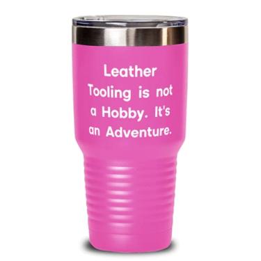 Imagem de Presentes de ferramentas de couro épico, ferramentas de couro não é um hobby. É uma aventura, sarcasmo Holiday 850 g Tumbler Gifts para homens e mulheres