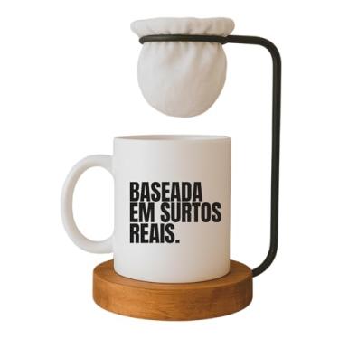 Imagem de Caneca Divertida 'Baseada em surtos reais' com Mini Coador de Café, Base em Madeira