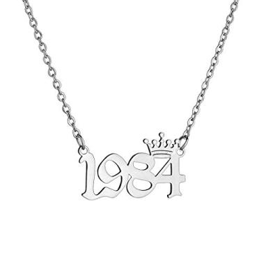 Imagem de MICOMAKA Número de ano de nascimento com colar de coroa, inglês antigo, joia de aniversário memorável para mulheres e meninas, joia de aniversário personalizada, pingente de aço inoxidável de ouro