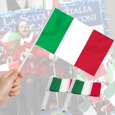 Imagem de Mini bandeira da Itália pacote com 12 - Bandeiras italianas pequenas em miniatura de mão - Resistente ao desbotamento e cores vivas - 12 x 20 cm com mastro sólido e topo de lança