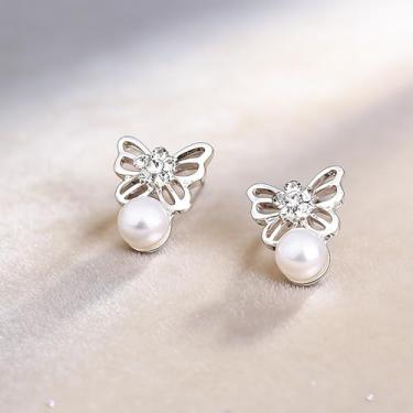 Imagem de Brincos femininos em forma de borboleta com design brilhante de diamante falso e pérola, bonitos e exclusivos, adequados para o dia a dia e qualquer ocasião.