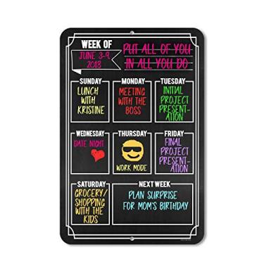 Imagem de Honey Dew Gifts Calendário semanal estilo quadro-negro – Placa de metal durável de 30,5 x 45,72 cm – Pendure na sua parede