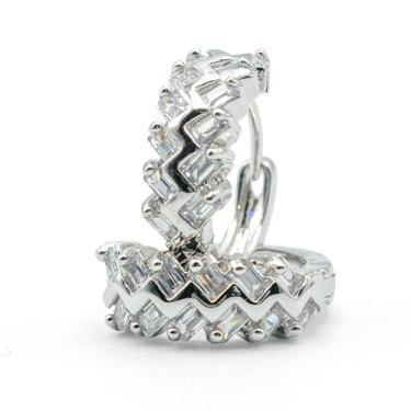 Imagem de Brincos de argola de zircônia cúbica retangular com duas fileiras de 0,70 cm, baguete diagonal assimétrica, zircônia cúbica, banhado a ródio prata brilhante