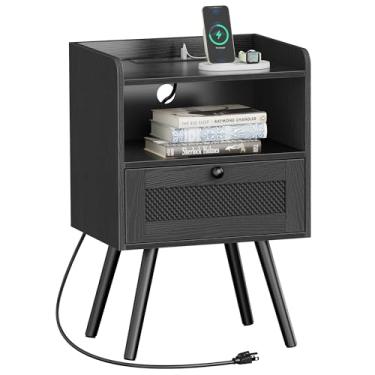 Imagem de SUPERJARE Mesa de cabeceira com estação de carregamento, mesa de cabeceira com gavetas de superfície texilene, mesa lateral de vime com armazenamento e pés de madeira maciça, mesa de canto para quarto