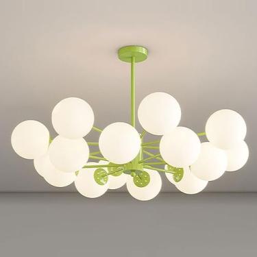 Imagem de Lustres modernos com múltiplas lâmpadas e cúpulas de vidro branco em formato de globo para teto, ideais para quartos, salas de estar, cozinhas, ilhas e mesas de jantar.