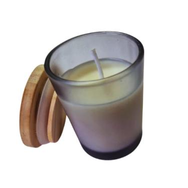 Imagem de Vela Aromática Vegana 120g – Pote de Vidro Fumê com Tampa de Madeira – 1 Pavio – Cera de Coco, Manteiga de Karité e Abacate – Decoração e Aromaterapia