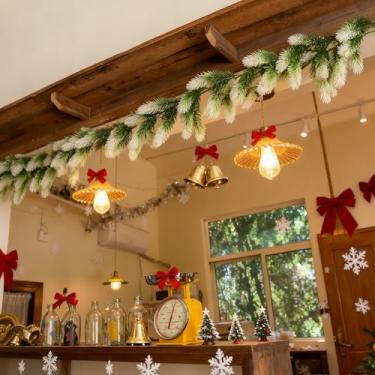 Imagem de Guirlanda de Natal para porta da frente com agulhas de pinheiro e detalhes em estilo bengala doce, 1 peça (branco verde)