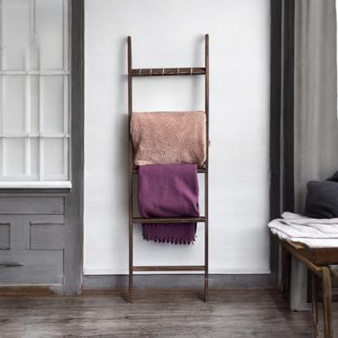 Imagem de Emir&Odin Escada de cobertor – Escada de cobertor de madeira com 5 níveis de 152 cm, decoração de sala de estar, prateleiras decorativas de parede para móveis de sala de estar (marrom escuro)