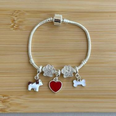 Imagem de Pulseira com 5 berloques: cachorrinho branco e marrom, separador patinha de brilhos, ossinho e coração vermelho - banhado a prata