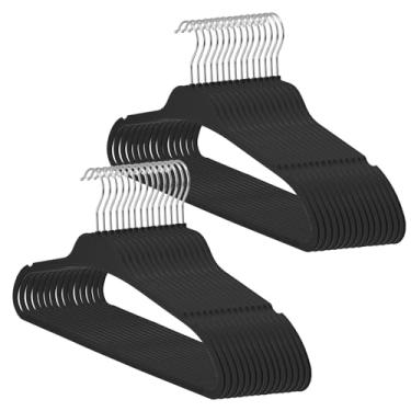 Imagem de Cabides revestidos de borracha antiderrapantes, pacote com 30 cabides de plástico com gancho giratório de 360°, cabides finos para economia de espaço, para roupas de adultos, camisas, vestidos, calças