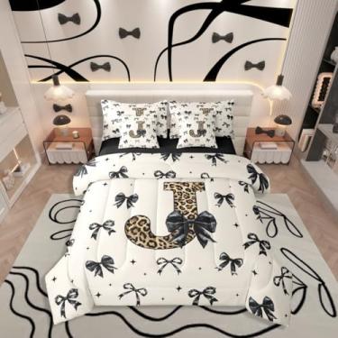 Imagem de Conjunto de cama casal com estampa de leopardo marrom e letra J, laço preto com letra J, conjunto de cama inclui edredom, conjunto de lençol, fronhas e fronhas, decoração de quarto estilo princesa
