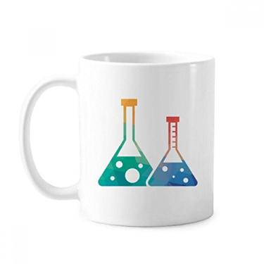 Imagem de Caneca de cerâmica com estampa de química em cerâmica com dois frascos cônicos