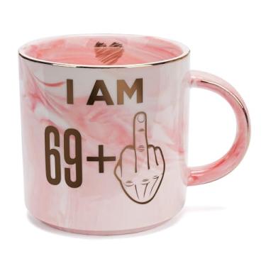Imagem de Presentes de aniversário de 70 anos para mulheres - Ideias engraçadas de presente de aniversário para esposa, mãe, irmã, avó, melhores amigas, colegas de trabalho aposentados - Caneca de mármore rosa