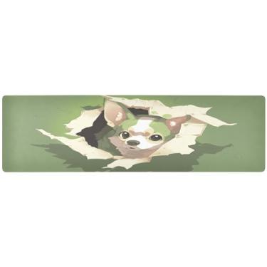 Imagem de Cão fofo atrás de um caminho de mesa longo de parede verde, corredor de mesa de jantar resistente ao calor, tripé decorativo