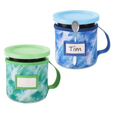 Imagem de 2 peças de mangas de neoprene para sorvete, impressões tie-dye reutilizáveis com isolamento térmico para canecas de sorvete Ninja Creami com alça de suporte de colher e slot para placa de nome (680 g