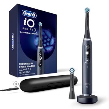 Imagem de Oral-B Escova de dentes elétrica recarregável iO Deep Clean + Protect, preta com uma escova de dentes iO Series 7, 2 cabeças de escova de substituição e um estojo de viagem de carregamento