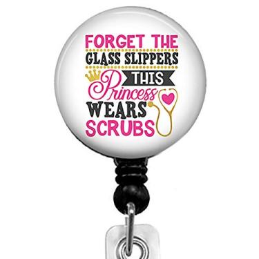 Imagem de Este porta-crachá retrátil Princess Wears Scrubs com presilha de jacaré, crachá de identificação de enfermeira, carretel de crachá de identidade, suporte de crachá personalizado decorativo