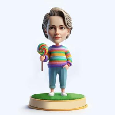 Imagem de Suéter arco-íris, pirulito, figura de argila vibrante em tricô colorido segurando doces divertidos, presente exclusivo para irmã, melhor amiga ou colega criativa