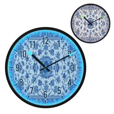 Imagem de Relógio de parede com luz noturna LED que brilha no escuro e ativado por voz, silencioso, design de padrão inspirado em porcelana azul e branca, operado por bateria para decoração de quarto e sala de