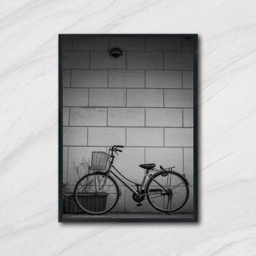 Imagem de Quadro Fotografia Bicicleta Muro 45X34Cm Com Vidro Preta