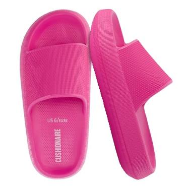 Imagem de CUSHIONAIRE Pantufas femininas Feather EVA – Chinelos femininos confortáveis, sapatos de banho internos e externos, chinelos essenciais para praia, Rosa choque, 37