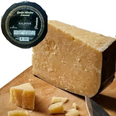 Imagem de Queijo Parmesão Capa Preta Artesanal 500g - Massa Dura, Textura Granular, Sabor Picante e Longa Maturação