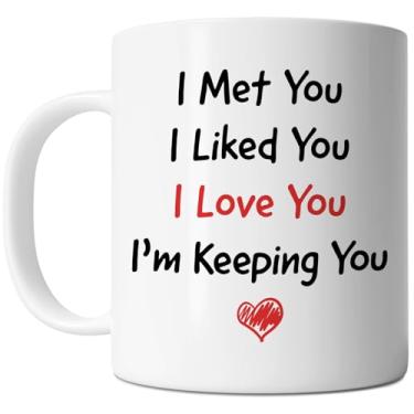 Imagem de FLEXISAVVY Caneca I Met You I Liked You I'm Keeping You - Caneca Love You Dia dos Namorados - Ideia de Presente Engraçado Namorado Namorada Casal Para Homens e Mulheres Branco 325 ml Caneca de Café