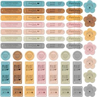 Imagem de 56 peças de etiquetas de couro feitas à mão para crochê e tricô - Etiquetas costuradas de couro artificial colorido com corações de amor, etiquetas DIY em relevo para jeans, bolsas, sapatos, chapéus e