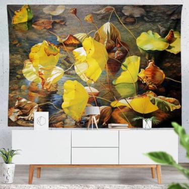 Imagem de Tapeçaria pendurada na parede com folhas amarelas de lótus em aquarela