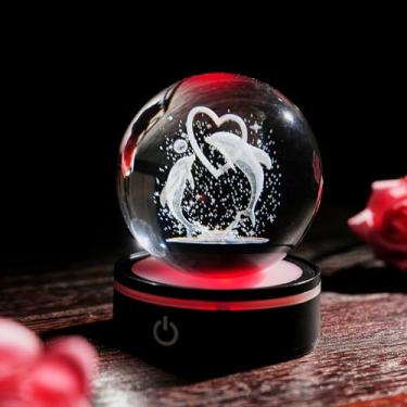 Imagem de Bola de cristal de coração golfinho 3D, luzes noturnas e estatuetas - peso de papel esfera de globo de neve com base de LED, presentes de decoração de escritório em casa para mulheres, meninas, casais