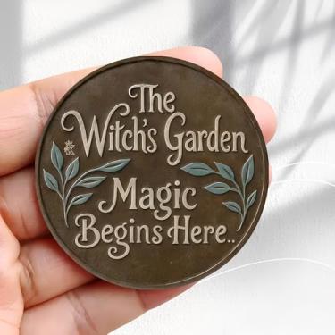 Imagem de Ímã de geladeira vintage Witchs Garden Magic Begins Design de placa - Adesivo redondo de acrílico para geladeira de 5,8 cm, presente de decoração retrô, tamanho perfeito para geladeira, armário ou
