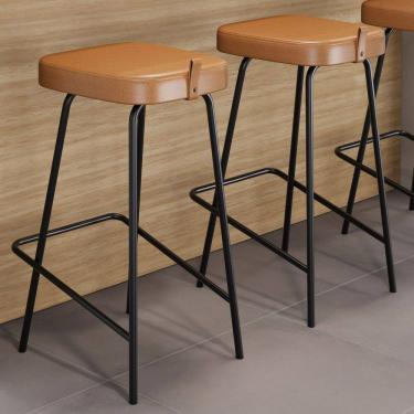 Imagem de Kit 02 Banquetas Médias Para Cozinha Vik Estofada Couríssimo Whisky - Abmaza