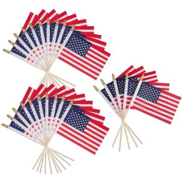 Imagem de Pacote com 25 bandeiras americanas pequenas no palito 10 x 15 cm bandeiras americanas de mão com mastro sólido e topo de lança cores vivas e mini bandeira de mesa resistente ao desbotamento para