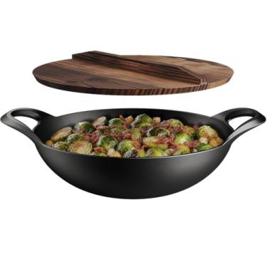 Imagem de Bakken Wok de ferro fundido pré-temperado com tampa de madeira, frigideira de 35,5 cm para gás, elétrica, indução e abeto aberto, wok de fundo plano resistente com alças duplas para aquecimento