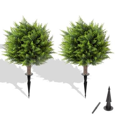 Imagem de PRIMAISON Bola de topiária de cipreste artificial, conjunto falso de 2 cedros resistentes a UV com espiga no solo, arbustos perenes falsos, plantas para decoração de varanda externa