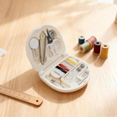 Imagem de Mini kit de costura portátil, suprimentos básicos de costura de emergência com agulhas, fios, botões, tesouras - caixa de costura de viagem para mulheres, iniciantes (branco)