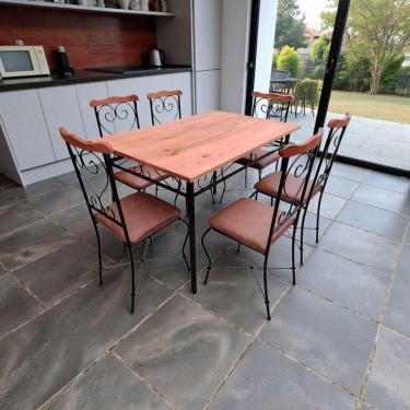 Imagem de Sala de Jantar Elegância Rústica 6 Lugares Mesa em Ferro com Cadeiras Estofadas Rustic...