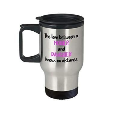 Imagem de Caneca de viagem The Love between A Mother and Daughter Knows No Distance – Presente de Dia das Mães da Filha – Copo isolado de café de cacau quente divertido - Não