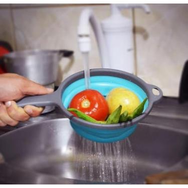 Imagem de Escorredor De Silicone Dobravel Alimentos Macarrão 3x19x34cm. Resistente e Prático.Ideal para Escorrer a Água de Diversos Alimentos Como Saladas, Legumes, Macarrão entre Outros Alimentos.